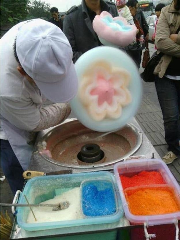 overzee Besparing atomair Ongelooflijk: deze Chinese straatverkoper maakt kunstwerken van suikerspin  - Culy
