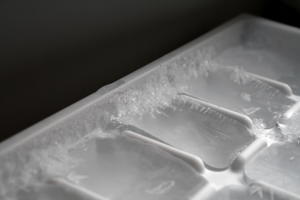 Uitgraving Eerste teleurstellen Tip: zo krijg je perfecte doorzichtige ijsblokjes - Culy