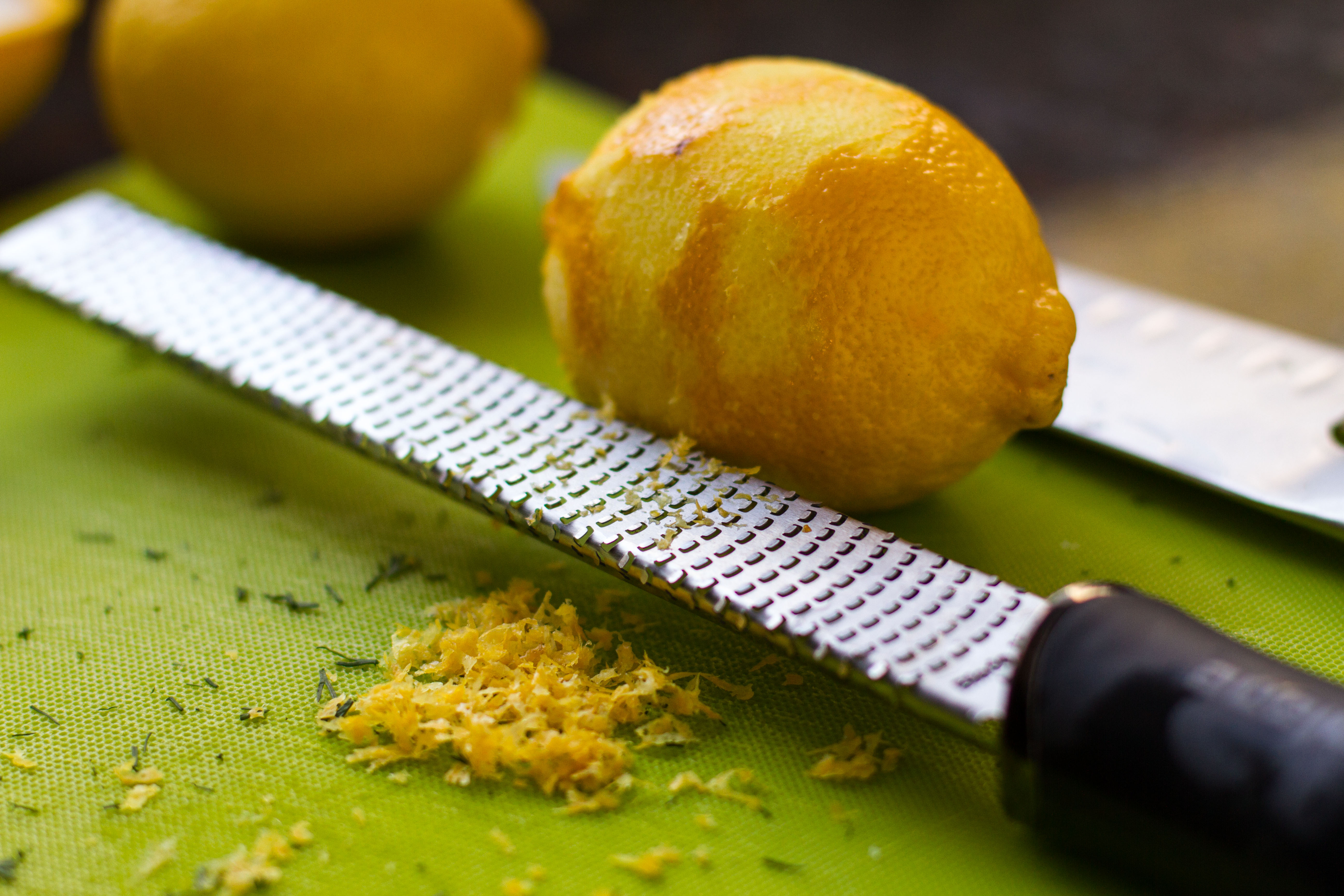 x citroenrasp (zest) gebruiken in gerechten -