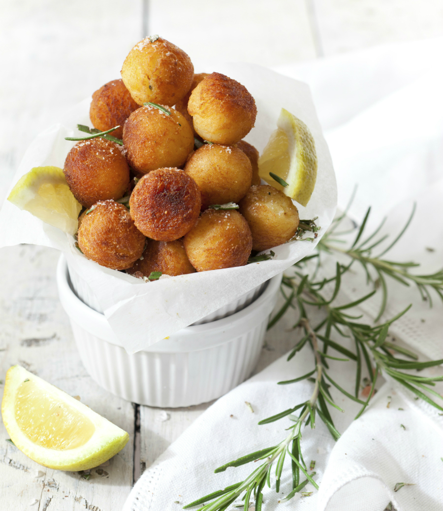 pommes dauphine op een schaal