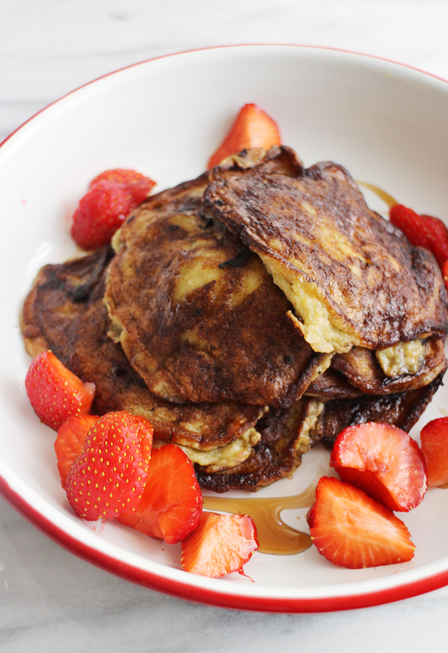 Culy Homemade Banana Pancakes Met Maple Syrup En Aardbeien Culy