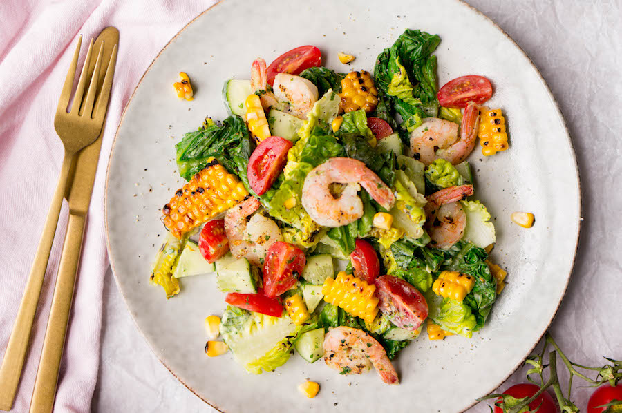 Maaltijdsalade met gegrilde sla en garnalen