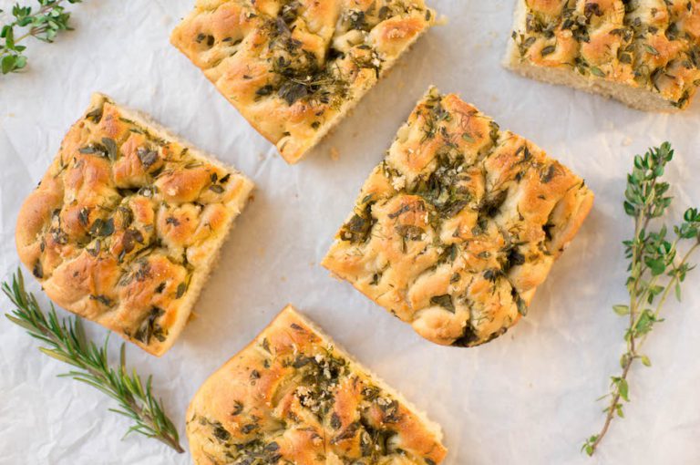 Zelf focaccia bakken met veel kruiden