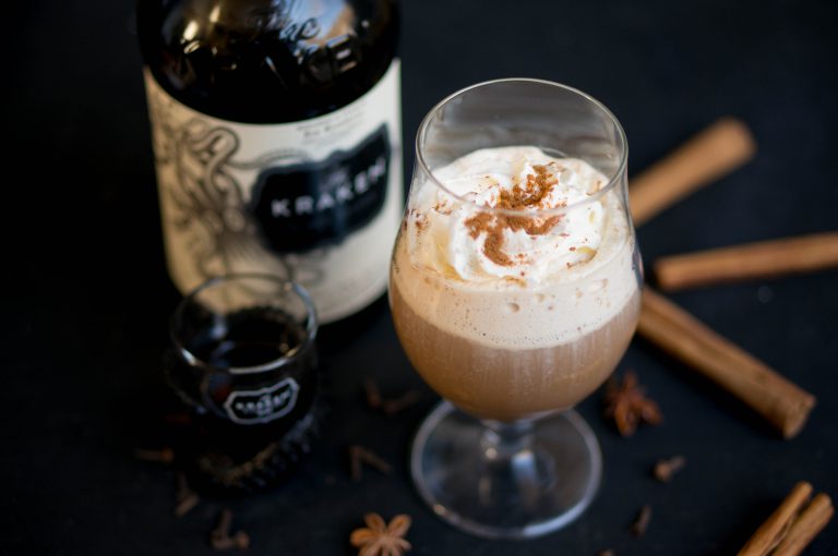 Chai latte met spiced rum