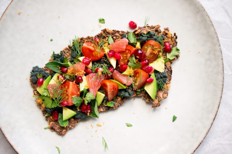 Gezonde crackers met avocado en tomaat