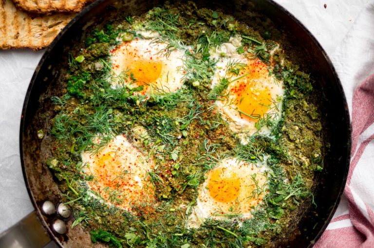 Groene shakshuka met spinazie en toast voor lunch op kantoor