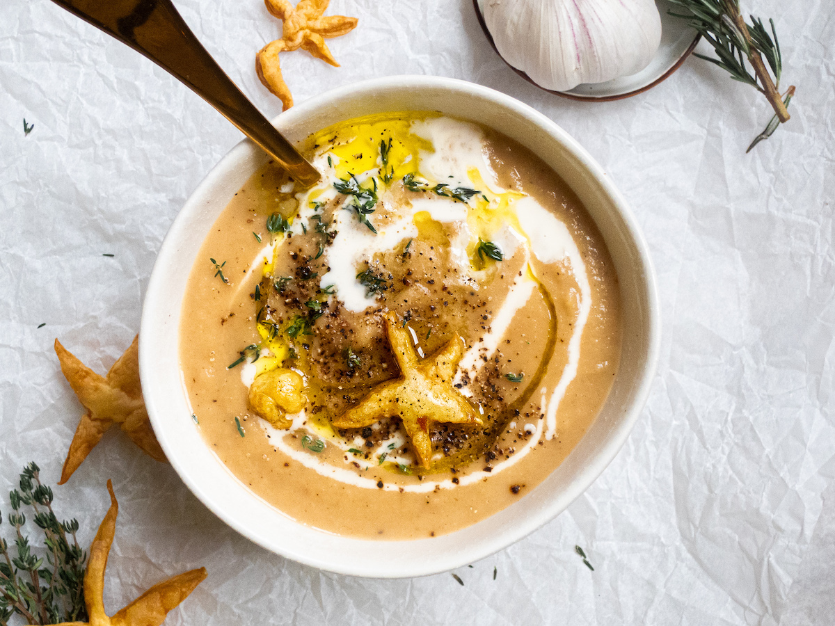 Vegan Pastinaaksoep Met Knoflook En Bladerdeegsterren Voor Kerst