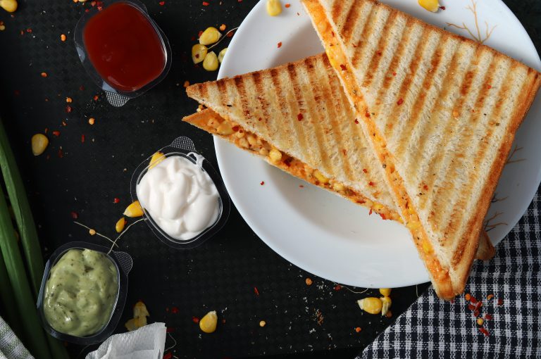 twee tosti's met saus op een bord