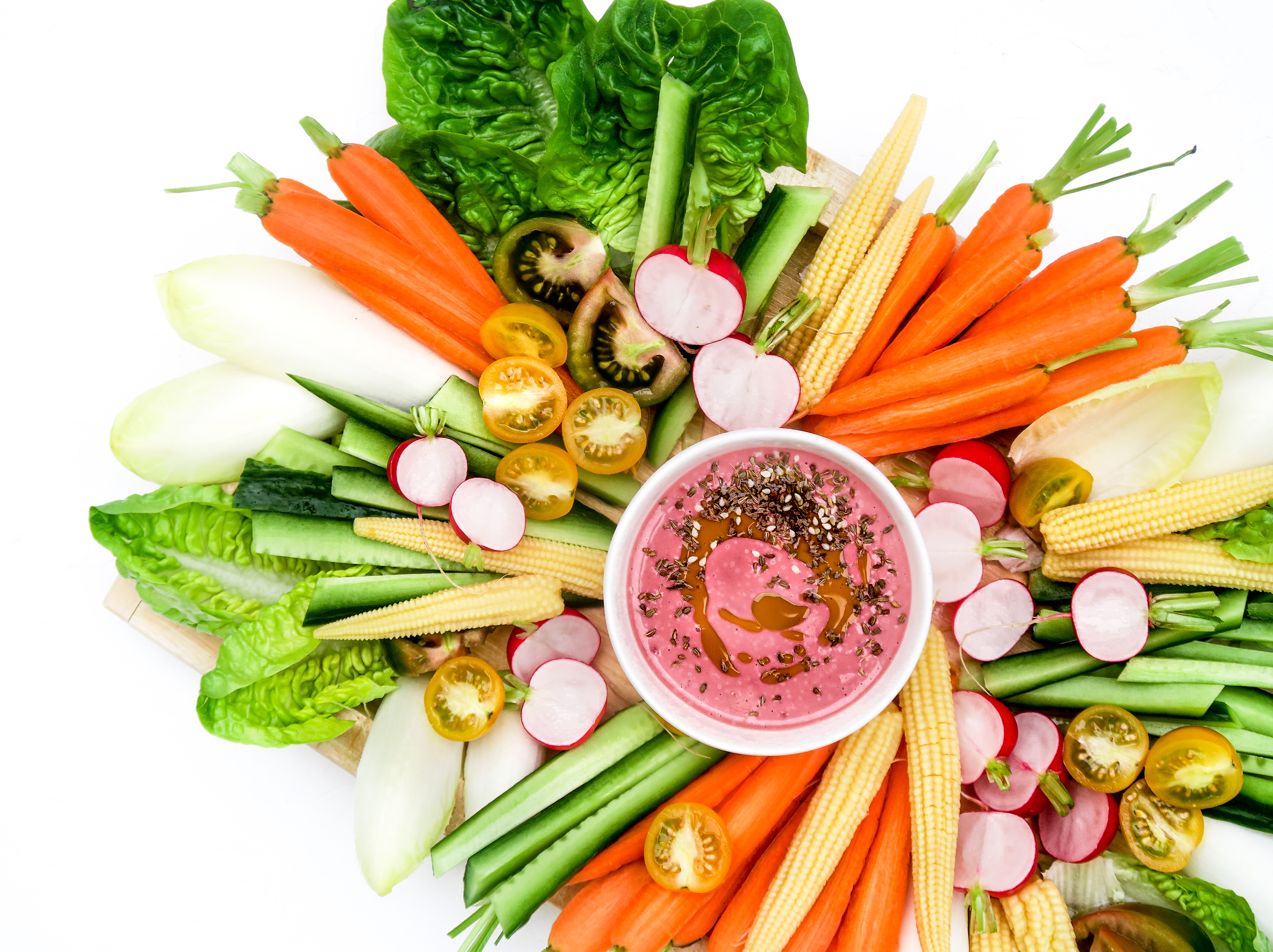 Crudités met roze tahini