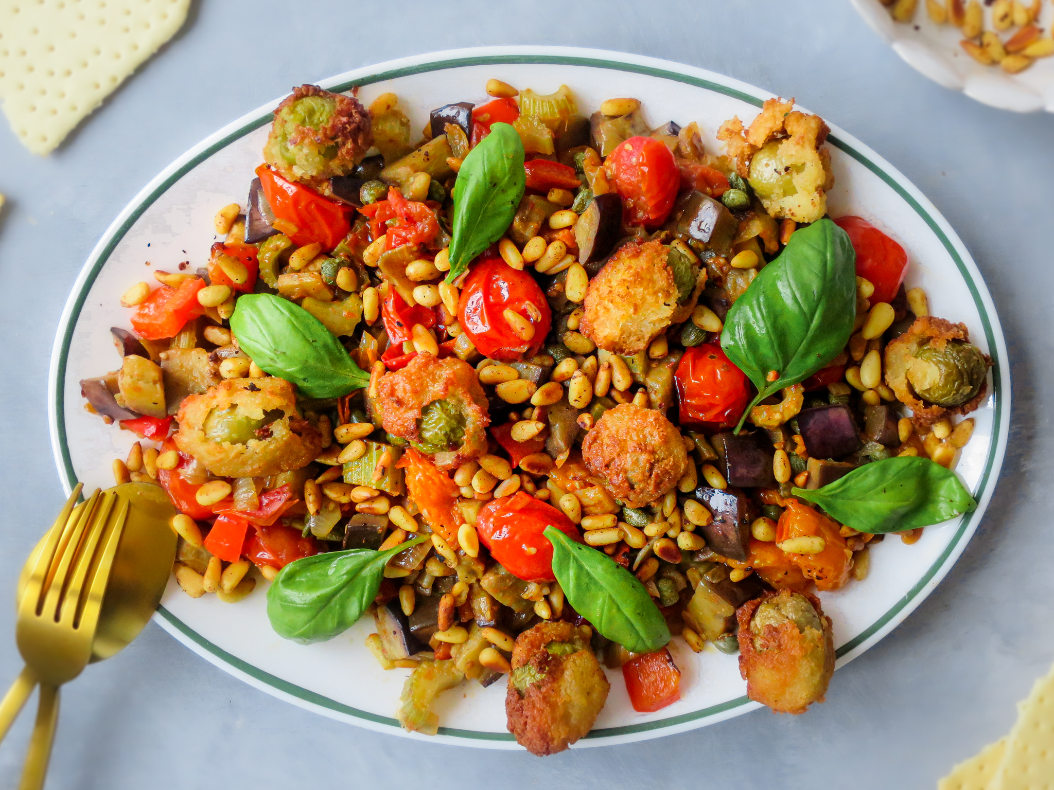 Caponata met gefrituurde olijven