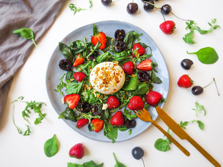 salade met aardbei en burrata