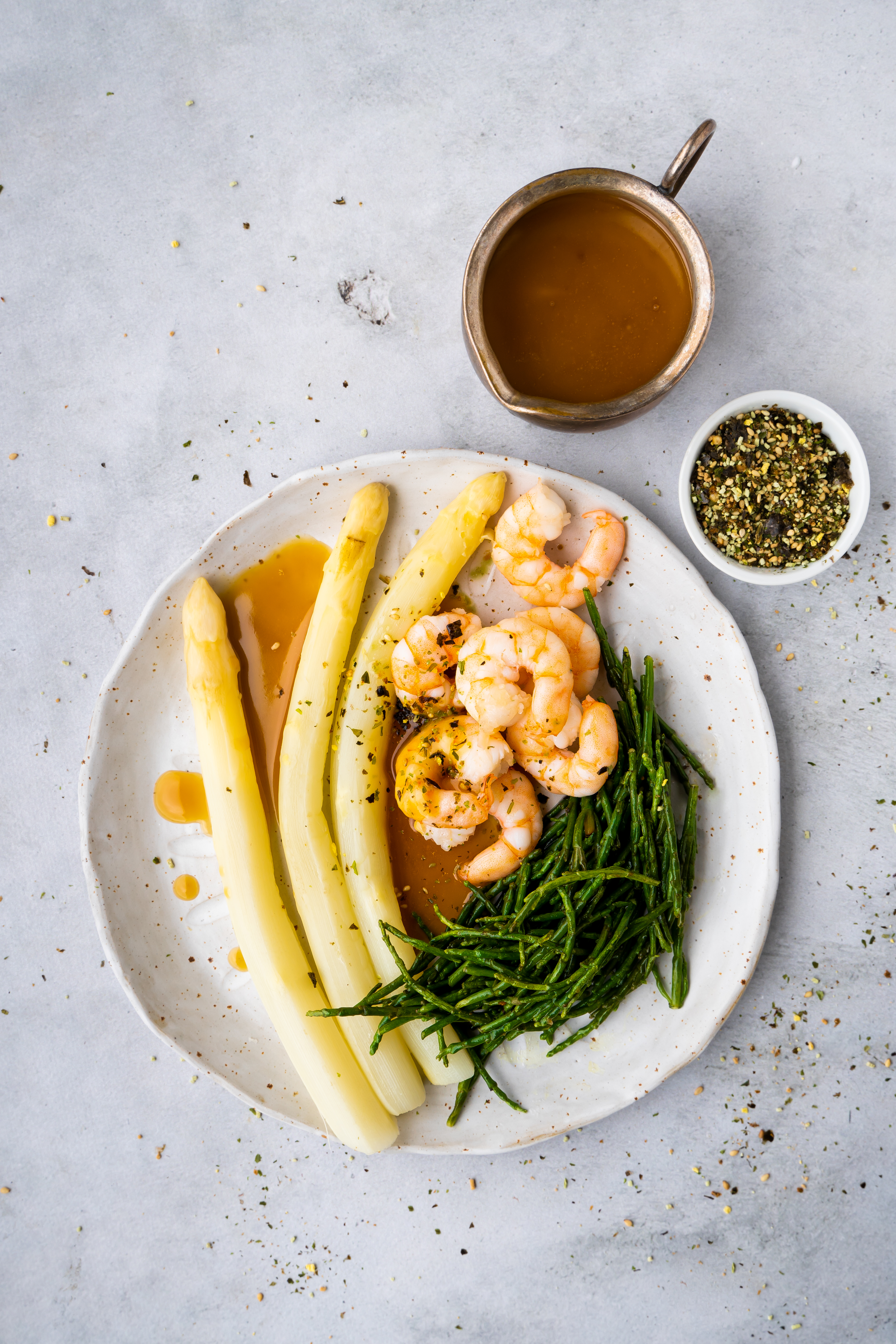 asperges met een Japanse twist (asperges met sojasaus beurre blanc, garnalen en furikake)