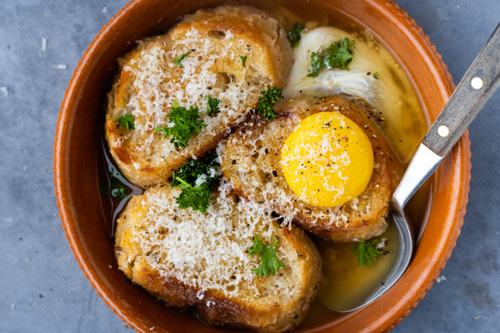 Zuppa alla pavese (bouillon met toast, ei en parmezaan) - Culy.nl