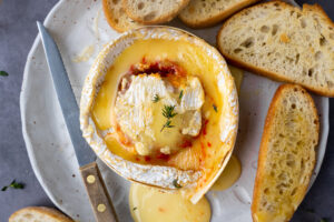 gebakken camembert met 'nduja uit de oven