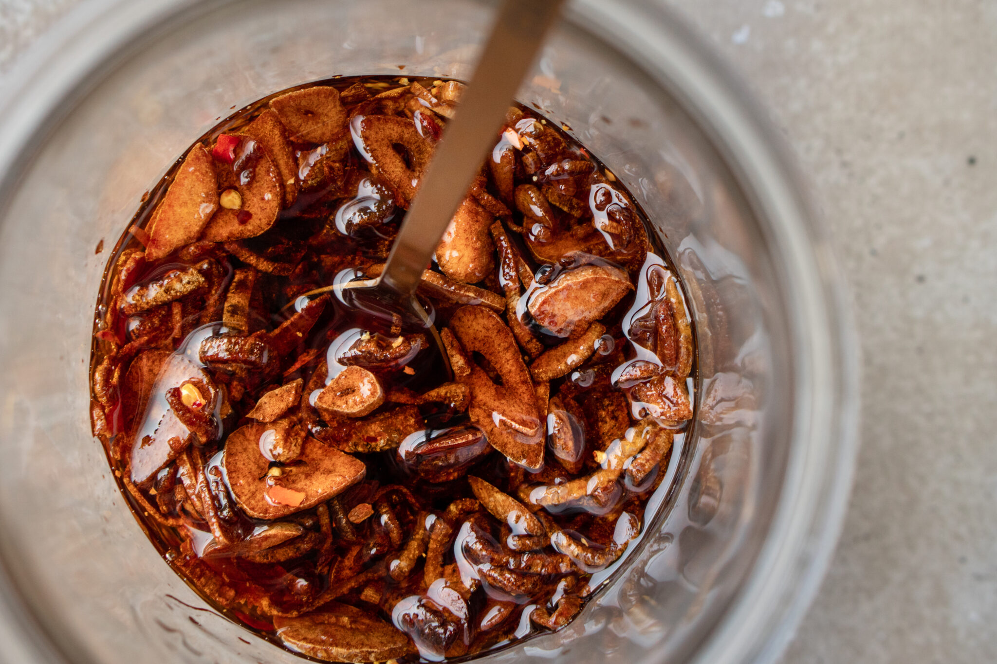 Crispy chili oil maken