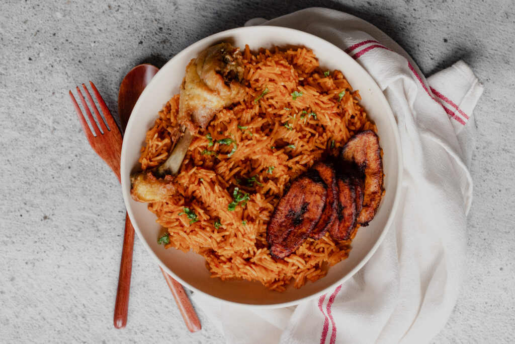 Jollof rice met bakbanaan en kip (een zalig Nigeriaans rijstgerecht)