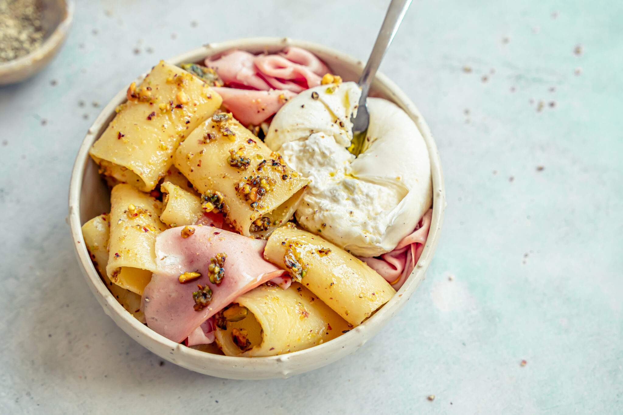 Pasta met pistache, burrata en mortadella