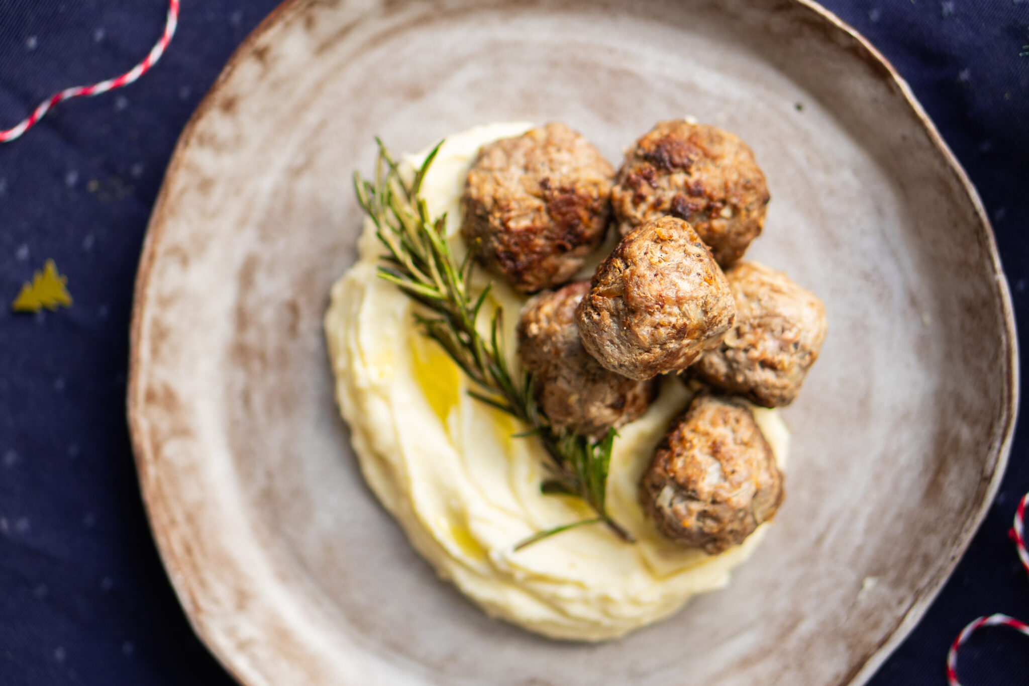 L'aligot met gehaktballetjes als hoofdgerecht voor in het kerstmenu voor kinderen