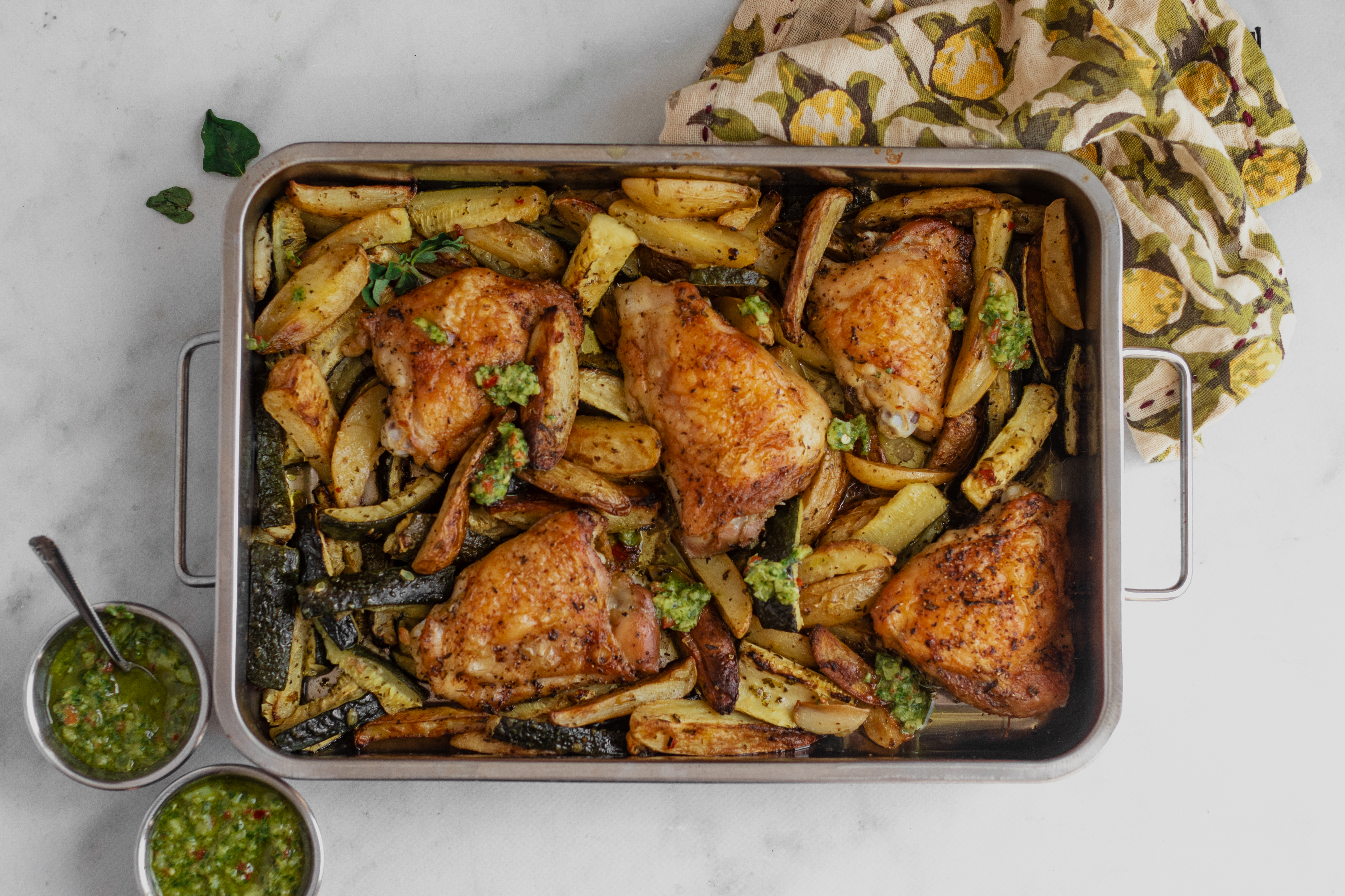 Sappige kippendijen uit de oven met chimichurri | recepten van oktober